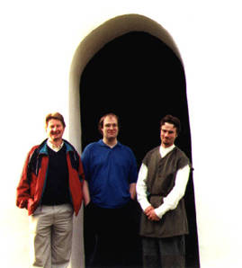 tre-gubbar_vit-vegg.jpg