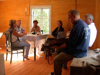 en nyckelharpa i stugan