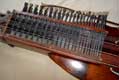 en nyckelharpa i stugan